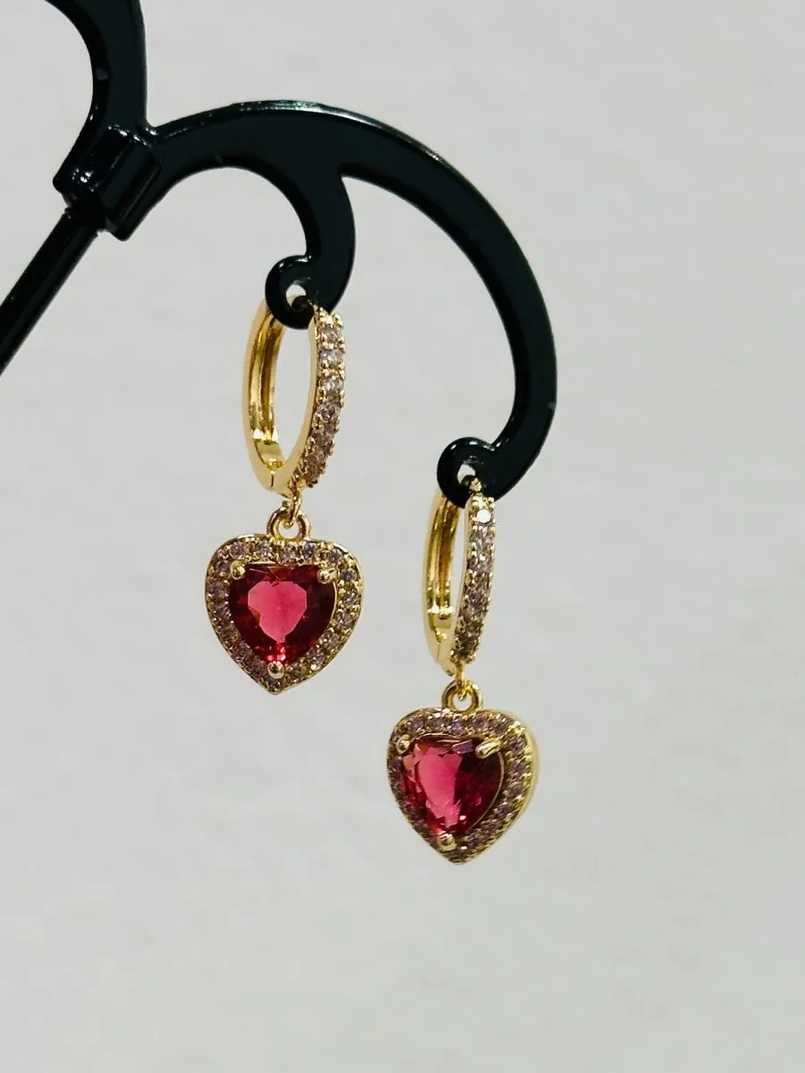 Orecchini a cuore rossi e oro con strass